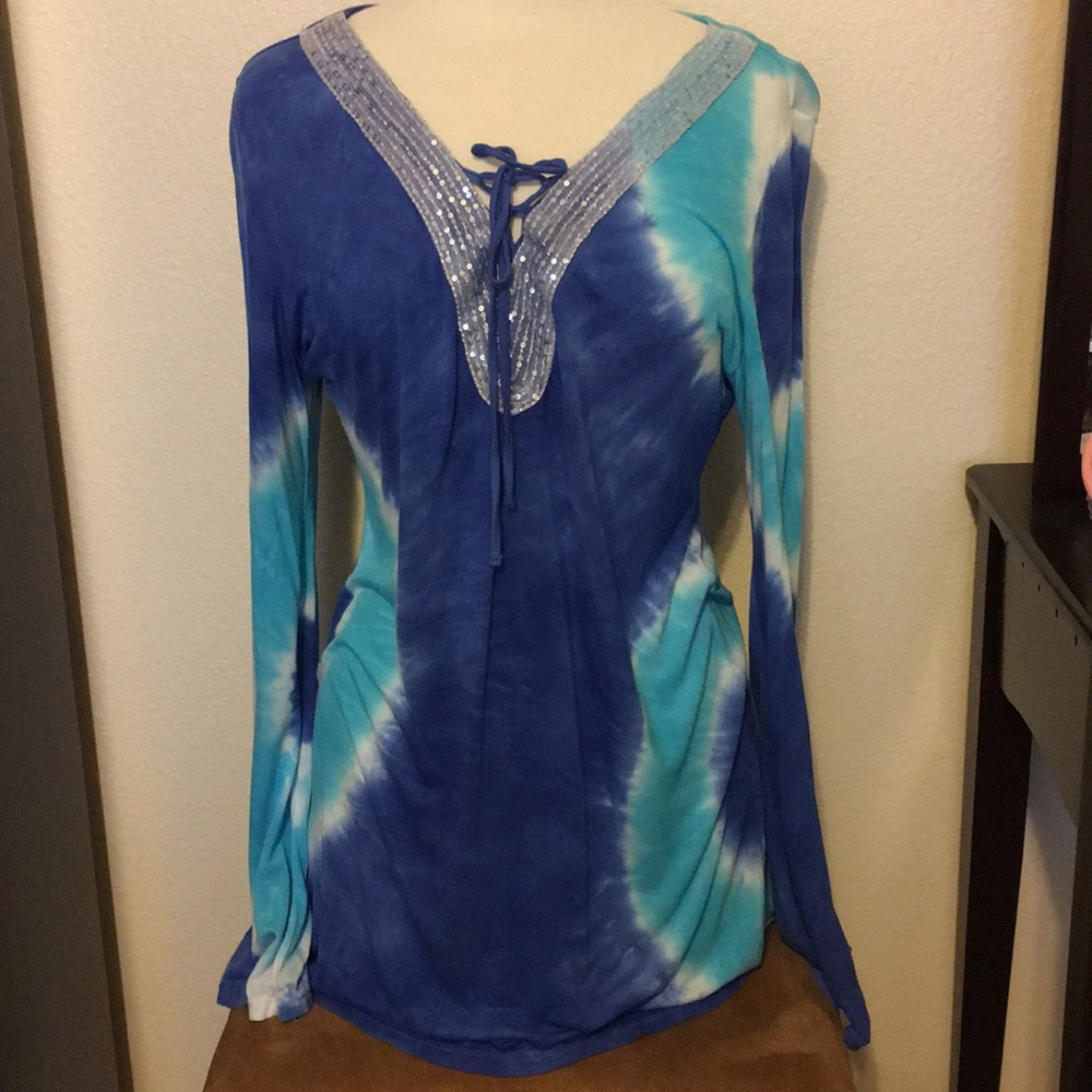 Lie long sleeve beach top